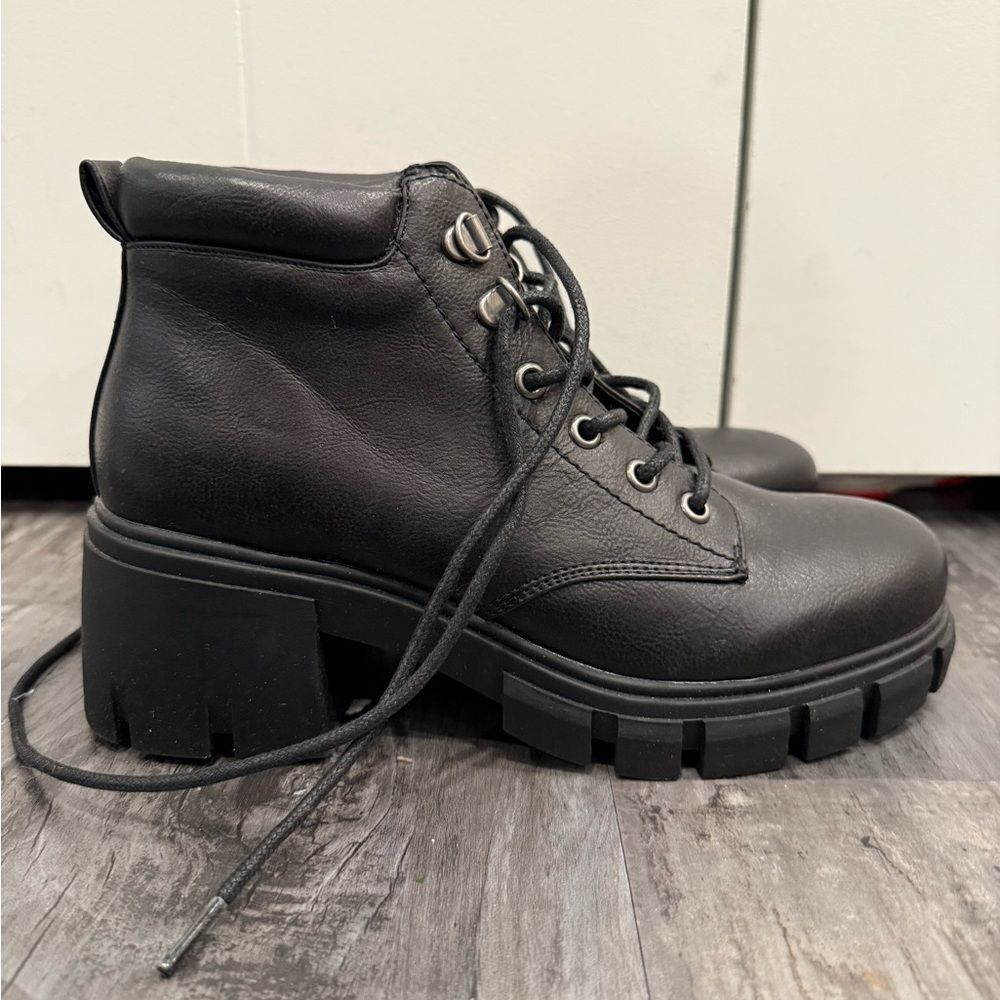 Brand new boots, without tags, black, size 8. Dirty laundry